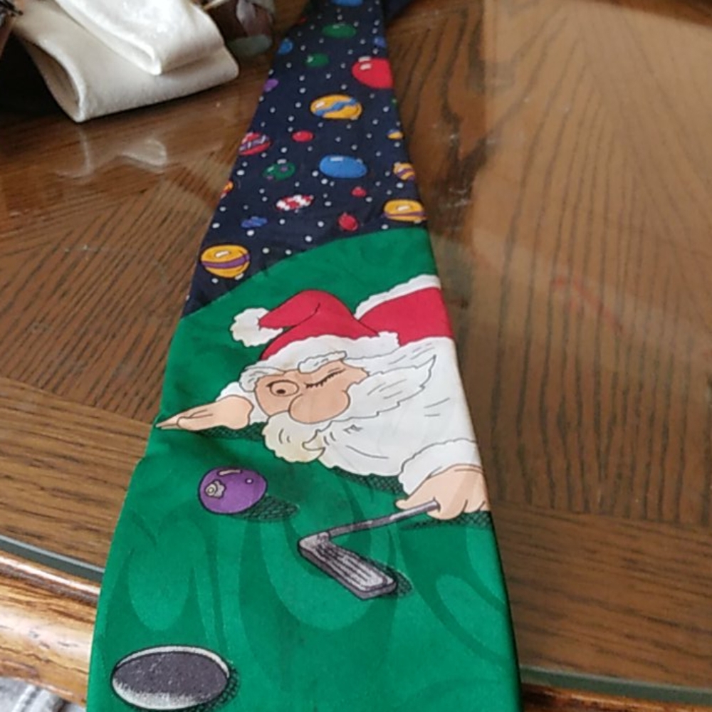 A snata tie playing golf